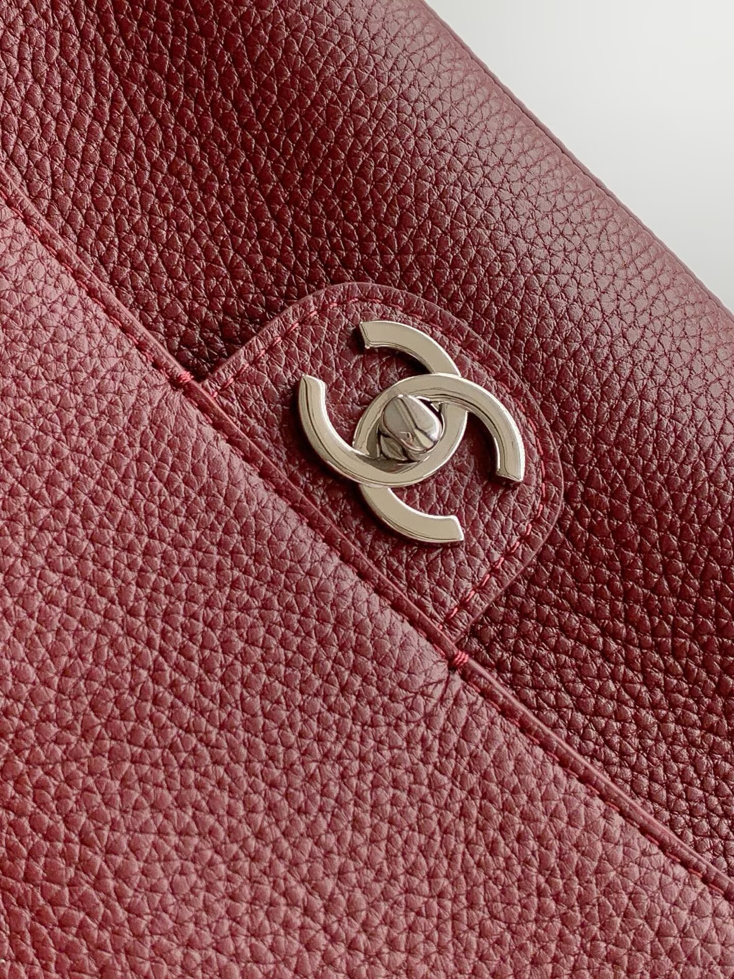 Chanel SPRING SUMMER 2026 MAXI FLAP BAG Grained Calfskin & Silver-Tone Metal AS6231 Burgundy